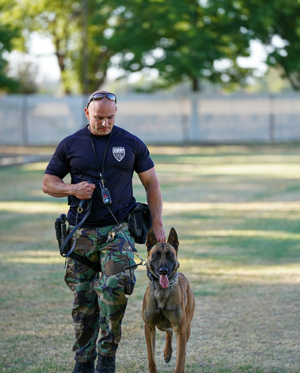 officer_with_dog